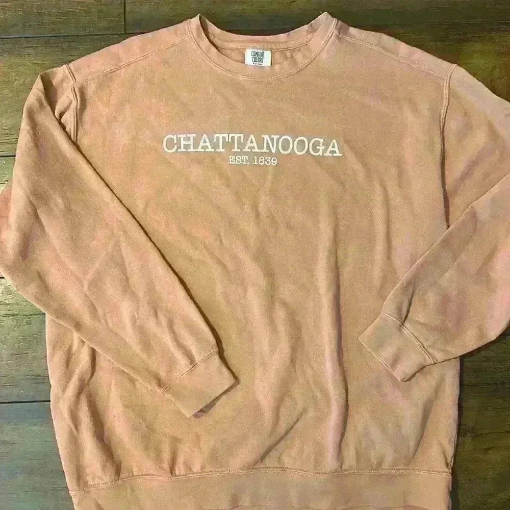 Women’s comfort color orange, crewneck size XL Chattanooga